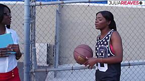 Kauniit ebony-urheilijattaret näyttävät taitonsa