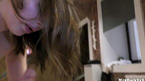 ก้นกลมใหญ่กระดอนเหมือนลูกฟุตบอลบนหีบของฉัน อายุ 18