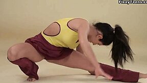 Polina Barna, flexibilní ruská teenka 18+, mě ohromuje svými gymnastickými dovednostmi pokaždé, když se dívám!