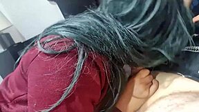 Chica mexicana vestida de colegiala seducida a acción cruda por compañero.