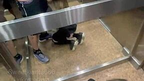 OMG, fastlåst med naboen i heis... han hamrer ræva mi hardt!