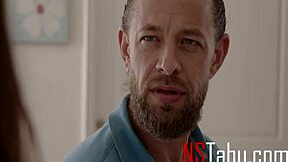 야, 내 의붓딸이 내 큰 좆을 아내 보다 훨씬 잘 받아