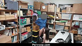 Młoda złodziejka złapana na CCTV - Zboczony glina ją pieprzy!