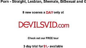 Hé, nézd! Feleség és férj keményen dugja a kis tini bébiszittert.