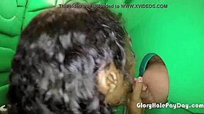 Jeune Femme Suce des Inconnus dans un Gloryhole Public