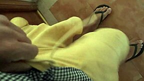 내 새엄마 자위하는 거 잡고 내 큰 자지 보여줬어