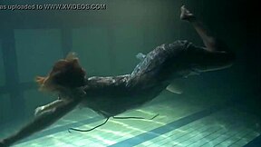 Große wippende Titten unter Wasser im Pool mit heißer brünetter Babe!