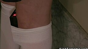 Hej, podívej na tohle kazatelovo teen 18+ 18+ dostává tvrdě v prdeli na veřejnosti! Taková zvrácená trestní scéna.