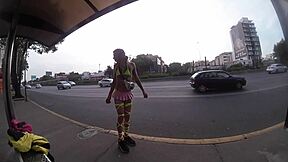 Transfrau im Miniröckchen arbeitet Ecke in Tlalpan für öffentliche Action