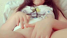 Jeune Hana Lily se masturbe petite chatte en solo