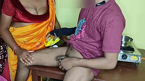 Ibu Tiri Dikonkkek di Dapur oleh Anak Tiri