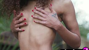 Scarlit Scandal, teen noire 18+ chaude, se penche avec gros cul parfait