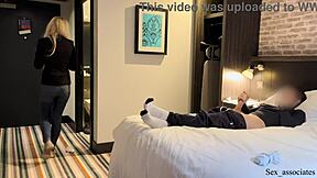 Hotellipalvelijatar järkyttyy julkisen kullin väläytyksestä siivotessa