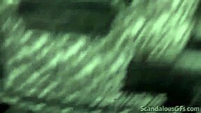 Hej, najstnica kurba, zakaj sesaš kurca v javnem stranišču?