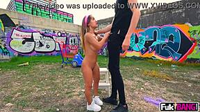 Маленькая Мунекиита Энфадада берет огромный член в дикой публичной акции. Она скачет жестко и глубокий минет как профи.