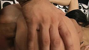 יו, דודה חורגת מפתה צעירה עם ציצים גדולים לסקס אנאלי FFM שלישייה! 😈