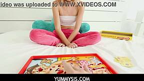 Yummysis, piccola bionda ragazza 18+, verità o sfida pov divertente?