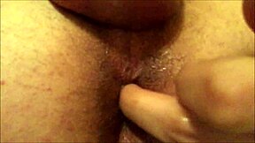 该死，性感婊子，接受那个肛指然后射在嘴里！