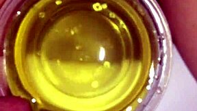 苗条棕发女孩在淋浴和厕所合辑中尿裤子