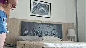 Prichytená podvádzajúca priateľka jazdi na obrovskom koku s najlepším priateľom