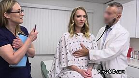 Suster Pergi! Dokter Ngentot Pasien Tetek Besar Keras di Meja Sekarang!