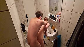 बस हो जाने दो, 18+ टीन स्टेपसिस्टर रफ टॉयलेट क्विकी में पकड़ी गई