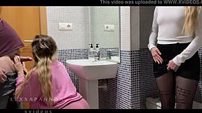 Loira pequena 18+ leva anal quente do namorado do amigo com gozada interna