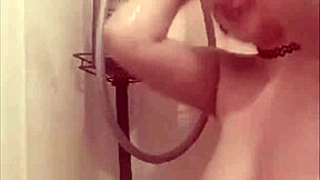 Ve sprše se připravuji na tvrdý kurac akci dnes večer.