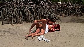 Kuuma punatukkainen naida rannalla