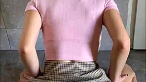 La linda Maiskii montando dildo anal como una pro