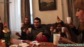 틴들이 그룹 파티에서 야생으로 가서, 옷 다 찢어짐!