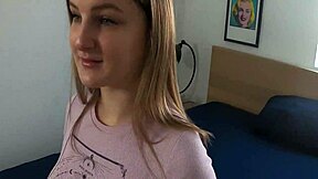 Chica Gamer Pierde Apuesta con Compañera y Paga con Tetas Grandes y Culo Ajustado