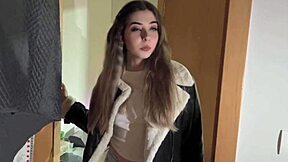 我在打扫客户家，不想去，但老板坚持...客户震惊了我，猛干我，最后内射