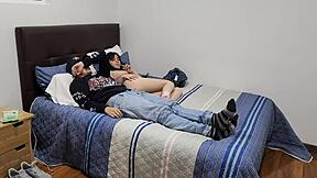 Tío, está follando a la novia de su mejor amigo mientras ella está desnuda en casa 😱