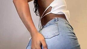 Söta 18-åriga kvinnan strippas naken i badrum webcam