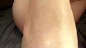 クリトリスを擦ったらこんなワイルドなオーガズムが起きるの？自宅クローズアップビデオで彼女のタイトな濡れマンコが爆発。