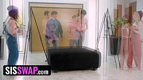 أخوات زوجيات ديمي هوكس وأدريانا جايد يركبن قضيب أخ زوجي كبير في درس فن جامح - سيسواب