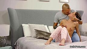 热情小猫拉伸窄阴户，在硬核场景中失去童贞