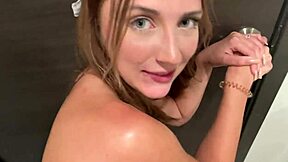 Namorada Jovem Adulta 18+ Macy Meadows Fica Safada com Sexo Público no Shopping