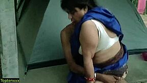 嘿，看这个辣阿姨在花园里操小偷！