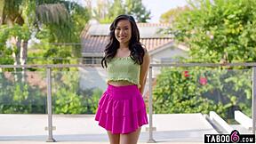 娇小亚洲少女Kimmy Kimm爱近距离猛打屁股