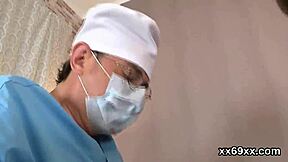 رجل يساعد في خسارة عذرية فتيات عذراوات وثلاثية في المستشفى