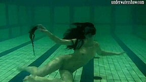 Ωχ, έπιασα την Kristina Andreeva να κολυμπάει γυμνή στην πισίνα, τόσο καυτή!