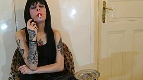 Beth Kinky, sei la mia sexy domina goth che fuma in alta definizione Parte 1!