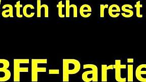 Vrtenje steklenice se spremeni v deljenje kurca v zabavi za štiri