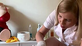 我给客户剃毛，然后他猛干我穿性感内衣的助理。