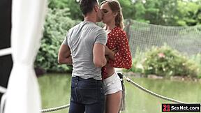 Freund hämmert ukrainische Freundin draußen mit roher Kraft