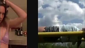 Mau Lihat Gerakan Belly Dancer Petite Ku?