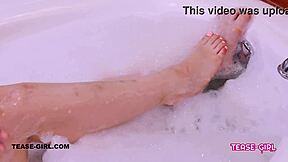 Brunette Cantik Mandi Seksi Dan Cumming