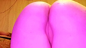 継姉を訪ねて舌で新しいことを試すよう説得した